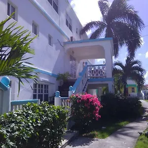beverleys-guest-house.comcaribbean.com/